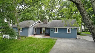 Cozy, modern home with views of beautiful Green Lake. Sleeps up to 4 & lg. deck