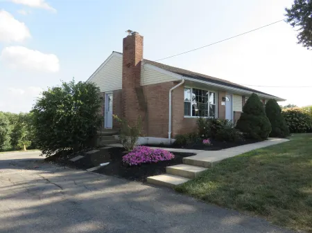 Cozy Family Sized Cottage in the Country! 15 minutes to Lancaster City!!