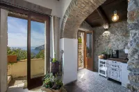 Authentic cottage with exposed beams and Vietri majolica