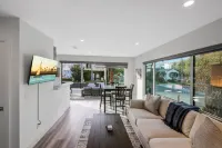 Luxury 2 Bed w/ Huge Sun Deck, A/C, fast WiFi, 10 minute walk to Beach