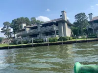 Beautiful Lakefront Views - Top Rated Unit - SAFE quite neighborhood Hôtels à : 