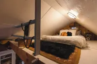 Beautiful country cabin with hot tub and outdoor shower in Londonderry