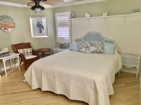 Beautiful ocean view condo on the beach w/ communal pool & hot tub