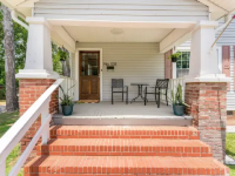 Updated historic 3b1.5b house minutes from old downtown w/ deck & work space Hotels in Lee County