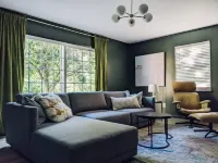 Centrally located, spacious and comfortable! Minutes from downtown/UT, shopping.