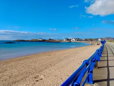 Beautiful Beach house sleep13, 5 mins to beach&Hot Tub, games room, pets allowed Отели рядом с достопримечательностью «Porth Dafarch»