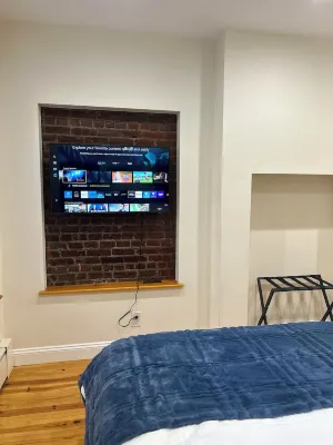 Modern 1-bedroom Garden Apartment with Backyard, up to 25 mins to Times Square Hotel di Harlem