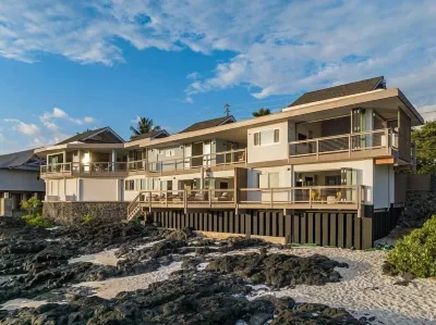 Oceanfront Luxury Home with Beach Access and Private Pool - 5 bed/5 bath Hotels in Kahaluu Bay