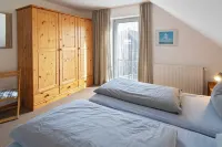 Cozy semi-detached house with fireplace and beautiful garden to relax. 할레지엘 호텔