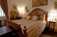 Downtown, Free wine, Courtyard, Porches, 1885, Keyless, Private