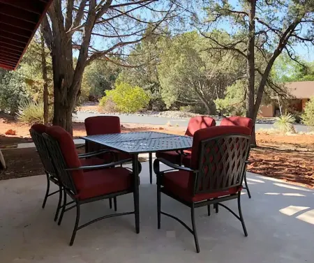 Luxe Serenity - Remodeled home walking distance from Chapel of the Holy Cross.