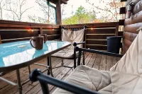 1BR Cozy Cabin - Romantic, Hot Tub, Couples, RELAX in Pigeon Forge