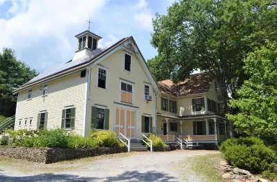 "The Only One on Earth" Hotel dekat New England College