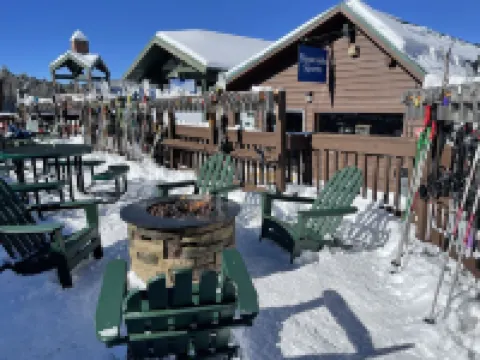 Jackson’s Hideaway, walk to ski shuttle!