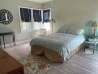 Charming Bay House, Located Off Ocean Dr, Porches & Large Gardens