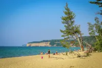 See the best of Michigan's Upper Peninsula in this Family Ready Lake-side Cabin - Homestays