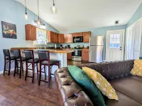 Country Mama's Modern Artsy Cottage 세지윅 호텔