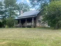Secluded getaway cabin on 50 acres in the beautiful woods of Utica, MS. Hotel a Hinds County
