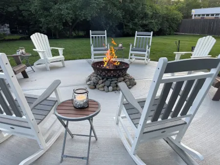 1 block from campus! 10 min walk to Allen Fieldhouse Отели в г. Лоренс