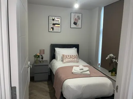 Raynes Park Luxury Apartment