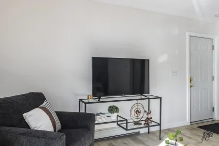 Entire 2BR 1Bath Apt “The Downtown Deneege” Отели рядом с достопримечательностью «Заказник Френдс оф Кримерс Филд эт Кримерс Филд Мигратори Уотерфоул»