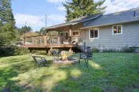 Charming & Beautiful. Perfect for Families.Swing. Tree House, Dog Friendly +++++ Hotels near 4175 N Hwy 101