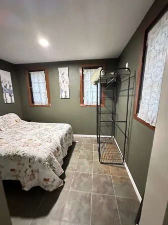 Cozy Little Cabin #4 Отели рядом с достопримечательностью «Парк штата Ньюейго»