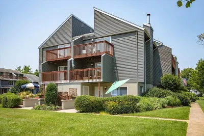 Coastal Chic 2BR Condo w/ Community Pool, Walk to Restaurants