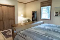 A quaint cottage in the woods. Close to world class ski resort, Sun Valley. 쏘투쓰 보태니컬 가든 주변 호텔