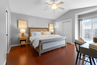 Cozy Modesto Charmer: 3 bedrooms 2 baths Hotels near Lane Bryant