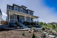 The Baldwin Bungalow • Boho Charm + Hot Tub • Historic Downtown Stay