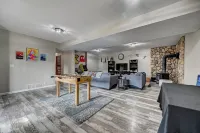 6 Bedroom Cabin w/Galactic Lake View, Hot Tub, WiFi, Family Adventures and MORE!