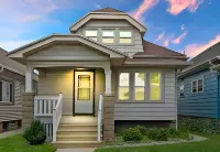 Milwaukee Bungalow - Old World Charm w/Modern Amenities! Hot Tub!