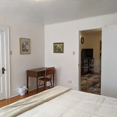 Charming 2 bedroom apartment in Calumet's Historic district!