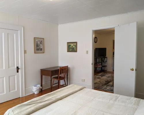 Charming 2 bedroom apartment in Calumet's Historic district! Hotels in Calumet