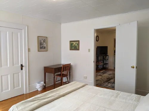 Charming 2 bedroom apartment in Calumet's Historic district!