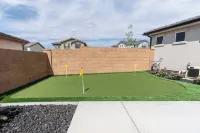 Red Rock Haven - NEW Private Pool, putting green, & more. Perfect family retreat