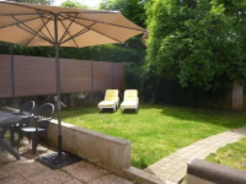 Apartment with enclosed garden and private parking in quiet city center location Hotels in Thonon-les-Bains