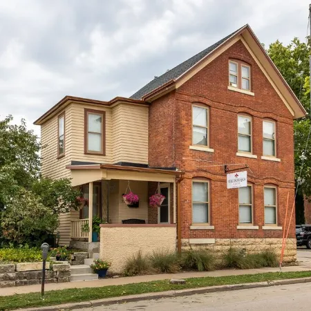 The Dubuque House - Historic Downtown Location