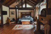 North Cascades Getaway – Off-Grid Riverside Cabin with Wood-Fired Hot Tub Hotel a Skagit County