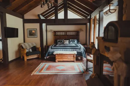 North Cascades Getaway – Off-Grid Riverside Cabin with Wood-Fired Hot Tub