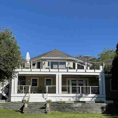 NEW LISTING - Newly Renovated Beach Home - Short Walk to Beach and Town Hotel Exterior