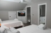 BEACH HOUSE W/POOL/SPA -5 minute walk to beach- NO WORRIES BEACH HAPPY