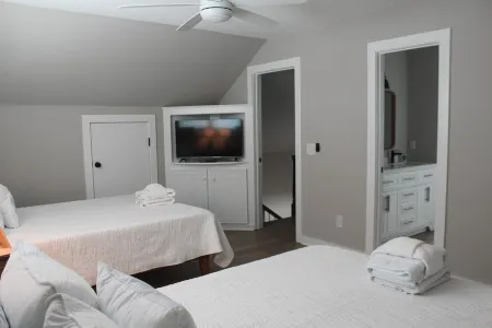 BEACH HOUSE W/POOL/SPA -5 minute walk to beach- NO WORRIES BEACH HAPPY Отели рядом с достопримечательностью «Тайби-Айленд Лайт Стейшен Энд Музеум»