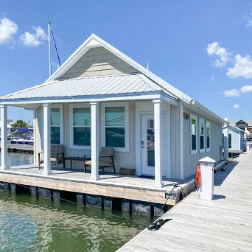 Baydream - Peaceful! Inviting! Clean! Floating Quiet Getaway! Dock Your Boat!!