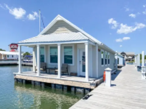 Peaceful! Inviting! Clean! Perfect! Heavenly floating getaway! Dock your boat!!