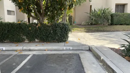 Sleek mid-century modern condo downtown Palm Springs Отели рядом с достопримечательностью «Муртен Ботаникал Гарден»