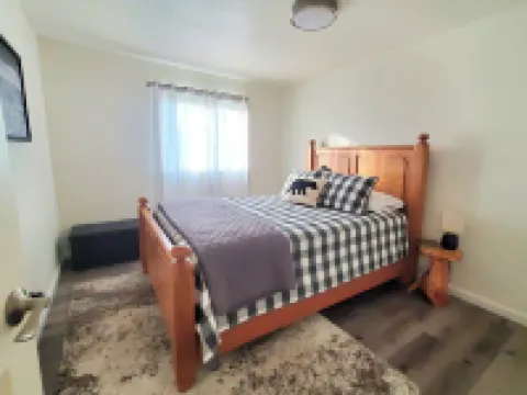 High Desert Haven - A Beautiful 3 Bedroom Home with Optional RV Hookup! Hotels in Challis