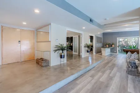 Picturesque Laurel Canyon Home w/Heated Pool/Spa Отели рядом с достопримечательностью «Универсальный город/Студия»