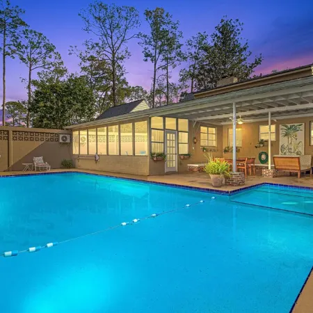 Hot tub, pool, bbq, game room near downtown